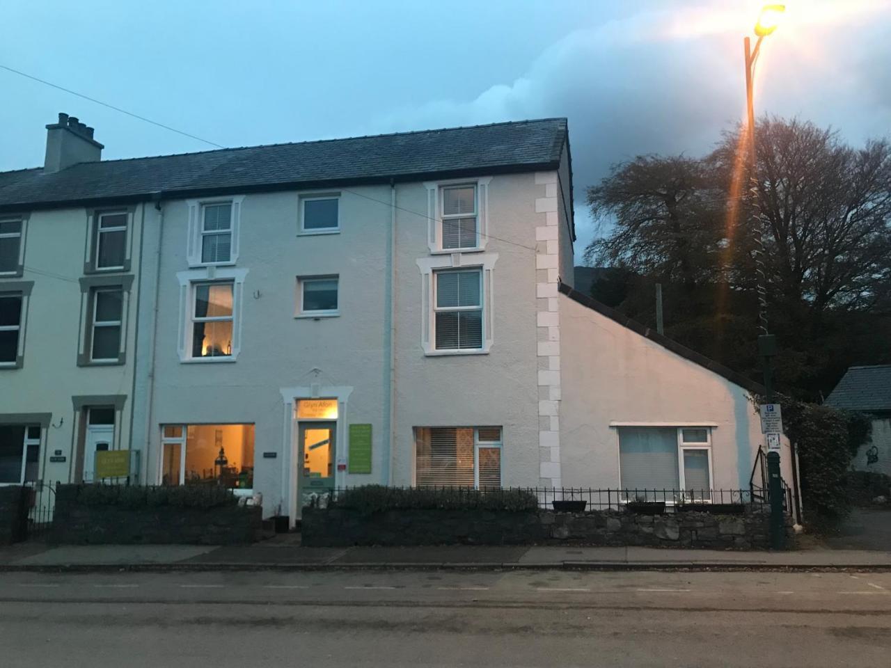 Glyn Afon Hotel Caernarfon Exterior photo